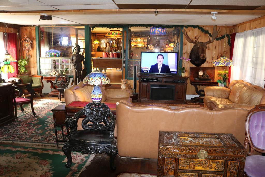 Colonial Hotel Pine Hill